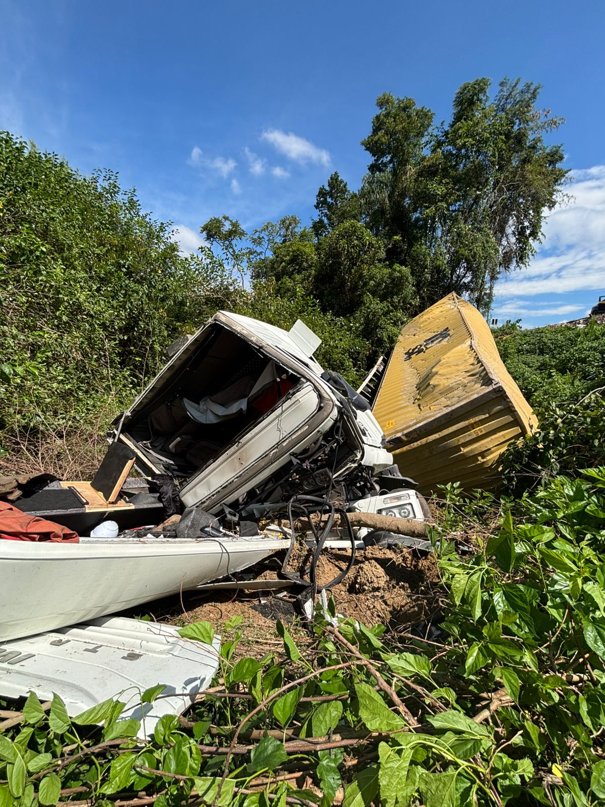 Carreta sai da pista e deixa dois feridos na BR-470 em Agronômica