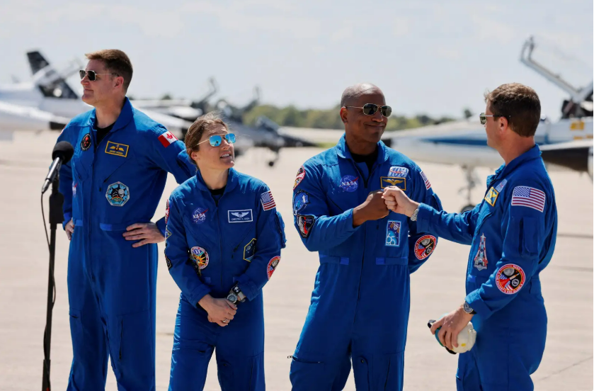 Astronauta da Artemis II divulga vídeo feito com celular rumo à Lua
