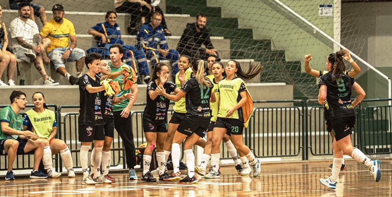Barateiro vence mais uma e segue na liderança da Liga Feminina