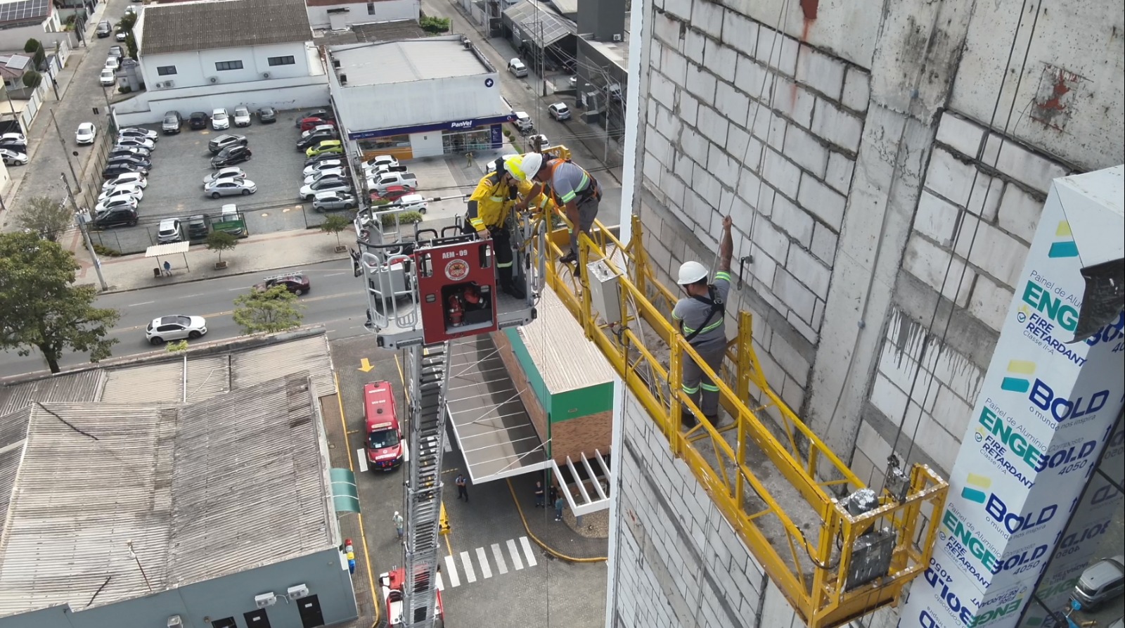 Operários são resgatados a 35 metros em obra