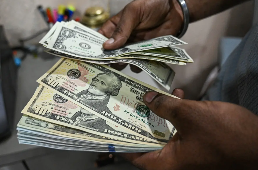 Dólar cai e recua após pressão recente no mercado