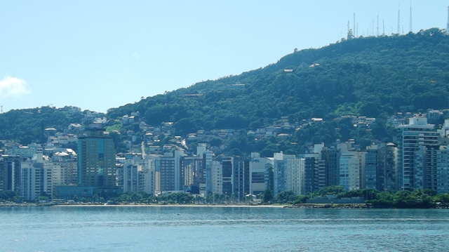 Frente fria se afasta e ciclone mantém ventos fortes e mar agitado