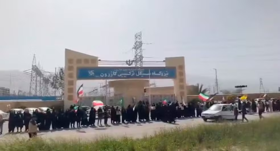 Iranianos formam corrente humana e cercam usina em meio à tensão com EUA