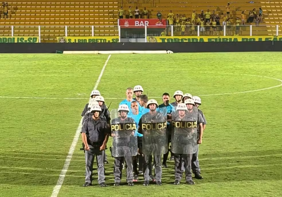 Árbitro demora 35 minutos para sair de campo e deixa jogo sob escolta