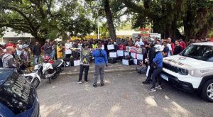 Motoboys protestam em frente à casa do Governador contra curso obrigatório