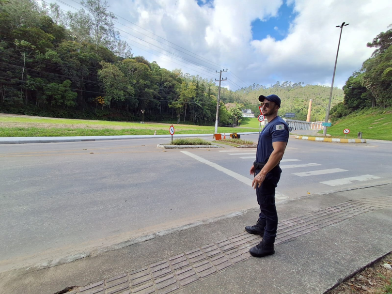 Agente salva mulher engasgada em Brusque e reforça importância de saber agir