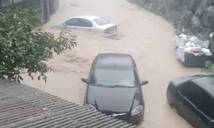Temporal transforma ruas em rios e atinge casas em Blumenau