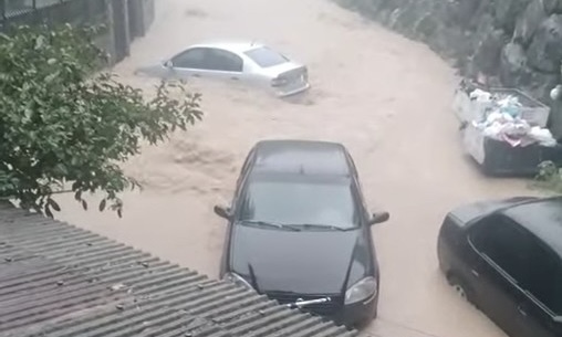 Temporal transforma ruas em rios e atinge casas em Blumenau