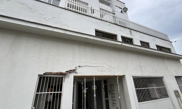 Prédio é interditado e moradores são retirados devido a rachaduras