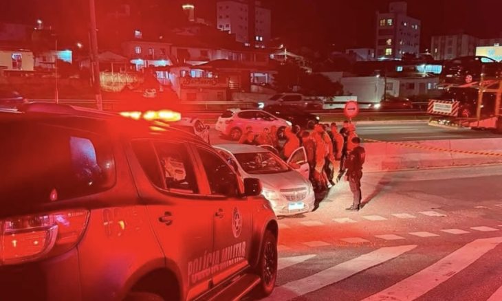 Adolescente é baleada no rosto por irmão de amiga