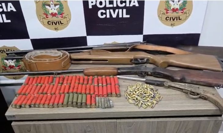 Idoso é preso com arsenal após ameaçar policiais e tentar barrar mandado