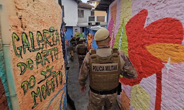 Investigação sobre ataque a policiais resulta em operação em SC