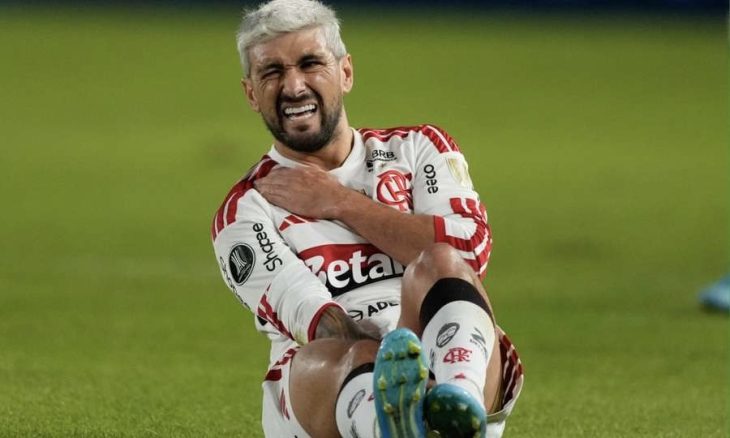 Arrascaeta opera clavícula e vira dúvida para Copa
