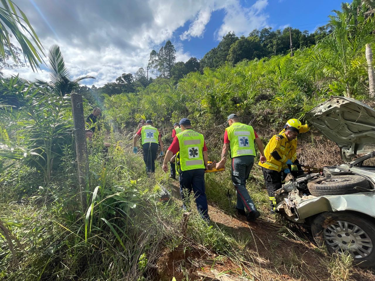 Carro cai em ribanceira e motorista fica ferido em Gaspar
