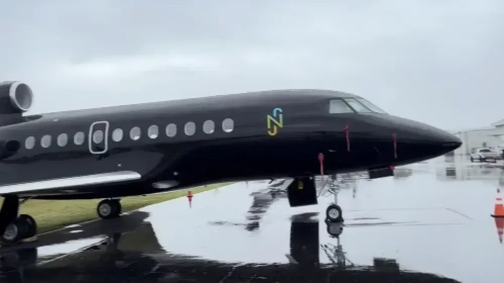 Avião de Neymar vira atração em aeroporto de SC