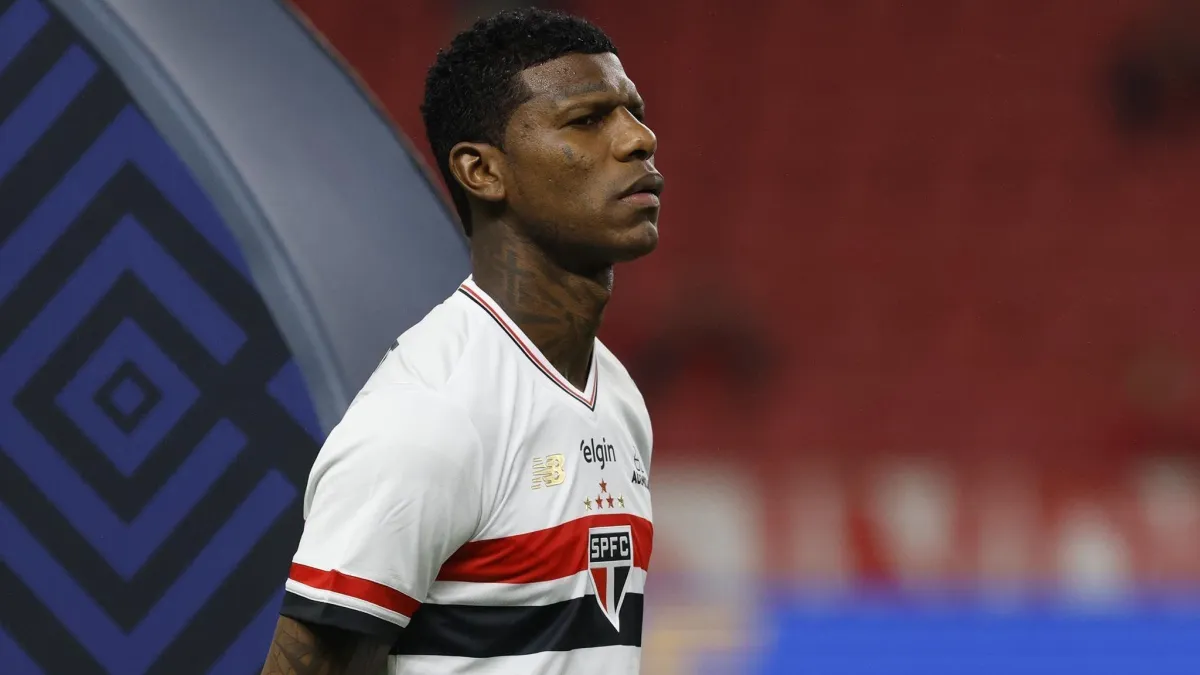 Arboleda responde São Paulo e volta ao Brasil para definir saída