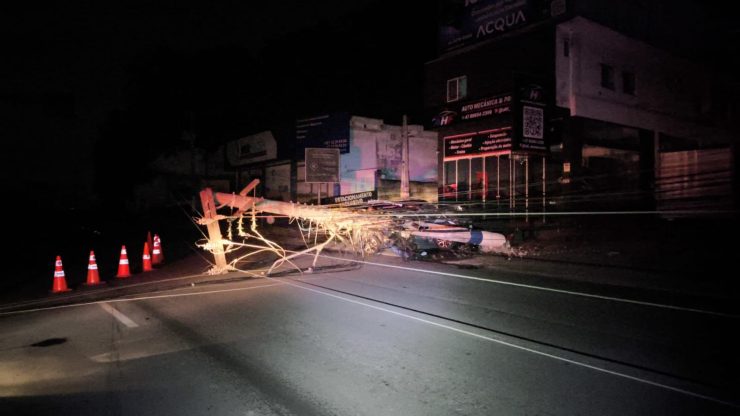 Racha provoca acidente, derruba postes e deixa região sem energia em Camboriú