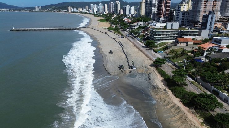 Praia de Balneário Piçarras ganha nova faixa de areia