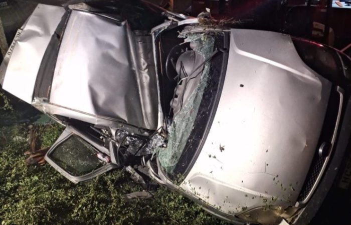 Carro despenca em ribanceira e deixa motorista preso às ferragens