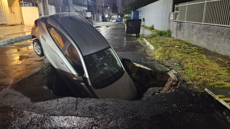 Carros são engolidos pela chuva em Balneário Camboriú