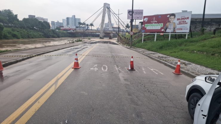 Chuva intensa provoca alagamentos e interdição de avenida em Brusque