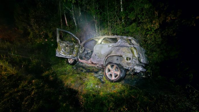 Motorista escapa de carro em chamas após capotamento