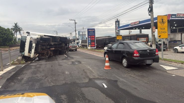 Caminhão tomba na rodovia Antônio Heil