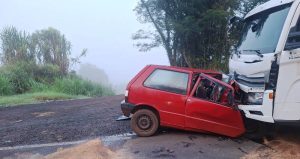 Acidente entre Fiat e caminhão provoca uma morte no Oeste de SC