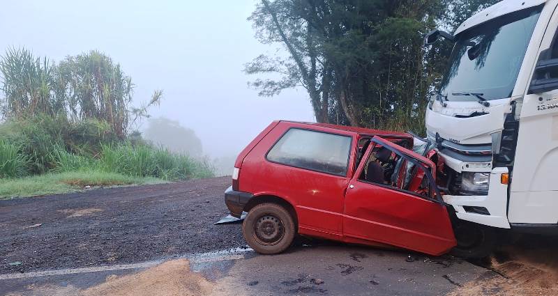 Acidente entre Fiat e caminhão provoca uma morte no Oeste de SC