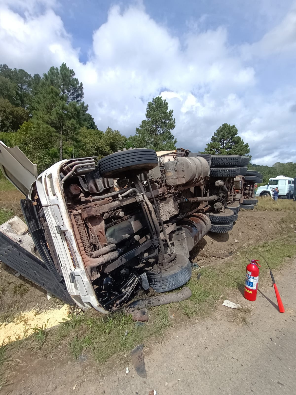 Motorista morre após carreta sair da pista na BR-470, em Pouso Redondo