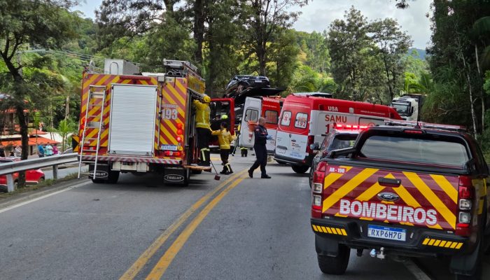 Colisão frontal deixa motorista ferida na BR-282 em Águas Mornas