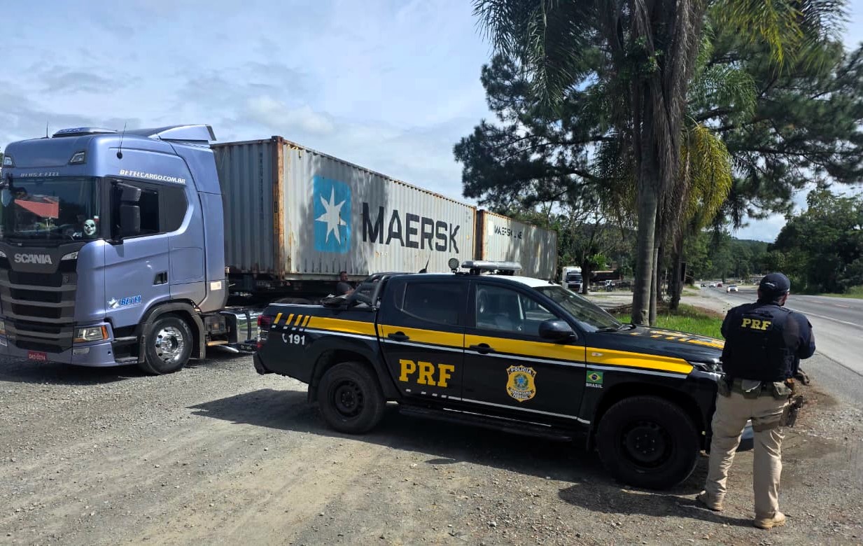 PRF flagra carreta com 20 toneladas de excesso de peso e falha grave nos freios na BR-470
