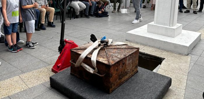 Cápsula do tempo é desenterrada após 50 anos