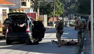 Três suspeitos são presos após perseguição e acidente em São José