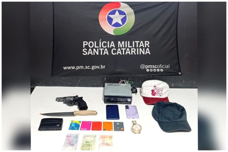 Dupla é presa após sequestro relâmpago e roubo de veículo