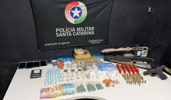 Megaoperação da PM desmantela ponto de tráfico e apreende arsenal