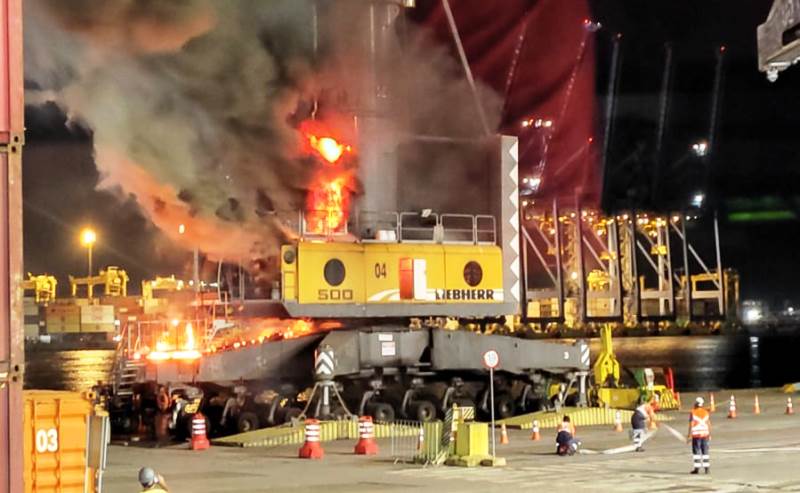 Vídeo: guindaste pega fogo no Porto de Itajaí e espalha fumaça preta