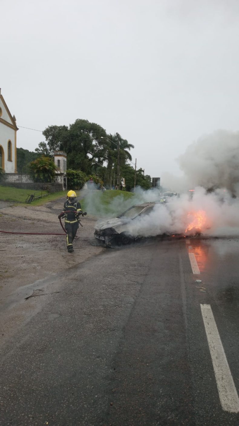 VÍDEO: Carro pega fogo na BR-101 após atingir objeto metálico em Biguaçu