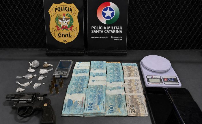 Dinheiro em carrinho de bebê e drogas: operação prende suspeito em Brusque