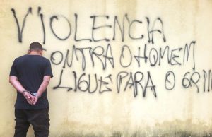 Vídeo: homem é preso após pichação “red pill” ao lado da Tenda Lilás