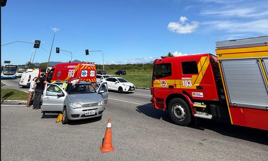 Colisão entre ônibus e carro deixa passageira ferida na SC-401