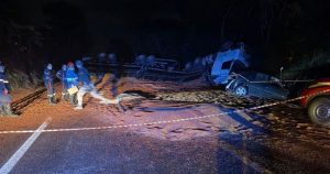 Carreta e carro colidem na BR-262 e matam três pessoas