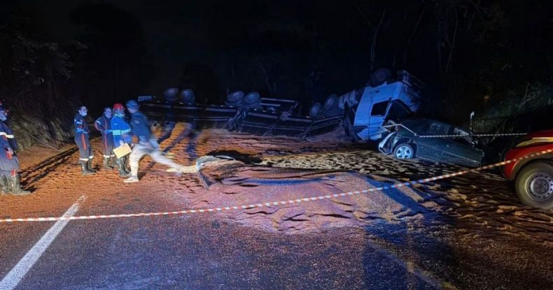 Carreta e carro colidem na BR-262 e matam três pessoas