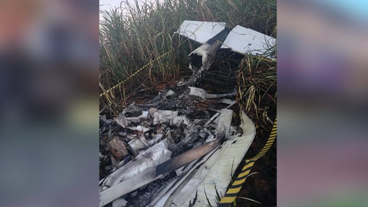 Avião cai em canavial e piloto morre carbonizado