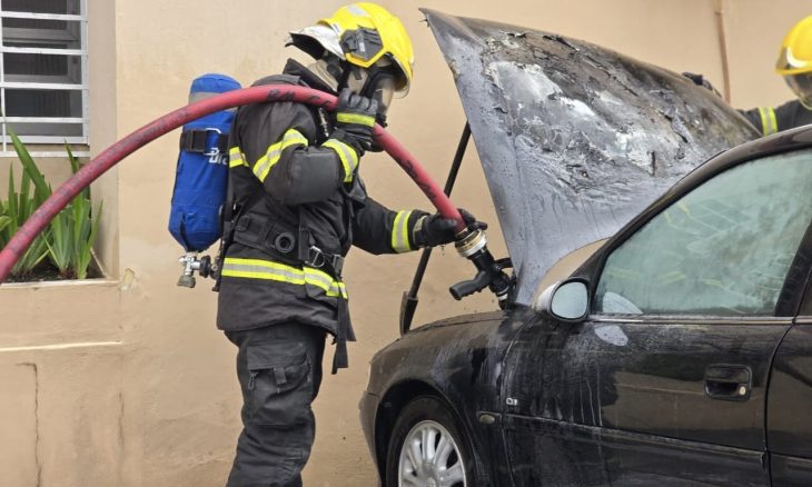 VÍDEO: bombeiros combatem fogo em motor de carro