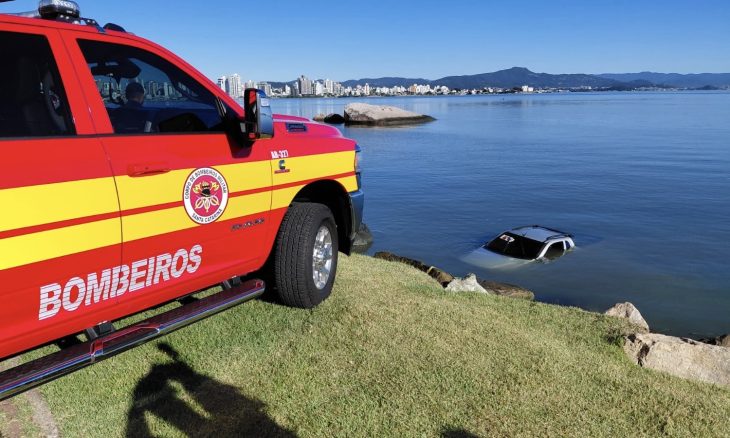 Carro cai na Beira-Mar Norte e mobiliza bombeiros em Florianópolis