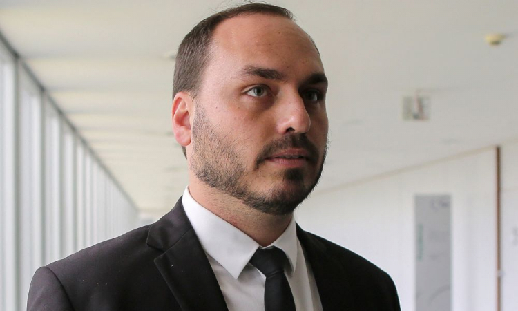 Carlos Bolsonaro segue para o Rio de Janeiro após votar em SC