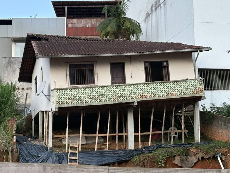 Casa racha ao meio durante obra e família relata momentos de pânico