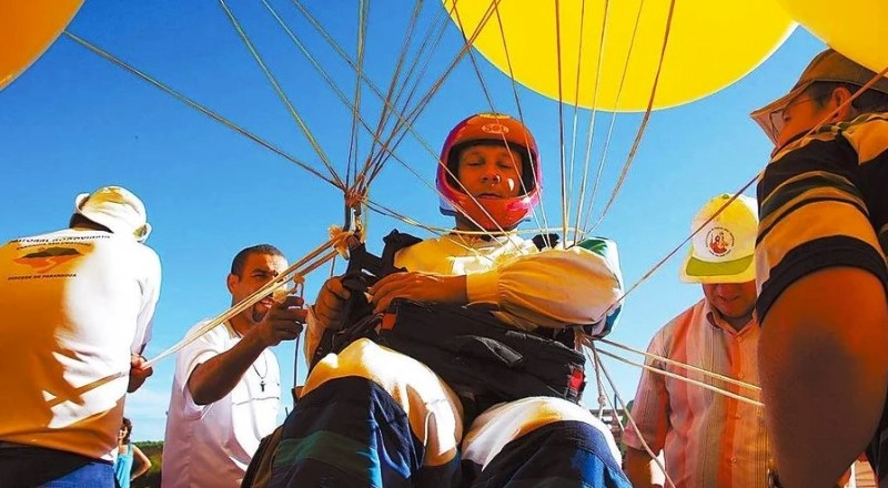 Há 18 anos, ‘padre do balão’ decolava numa cadeira com mil balões