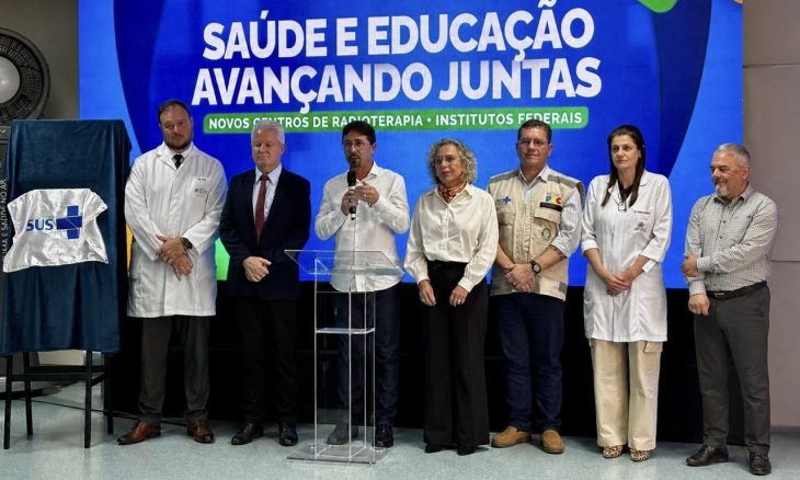 Governo federal entrega aparelho que amplia acesso à radioterapia em SC
